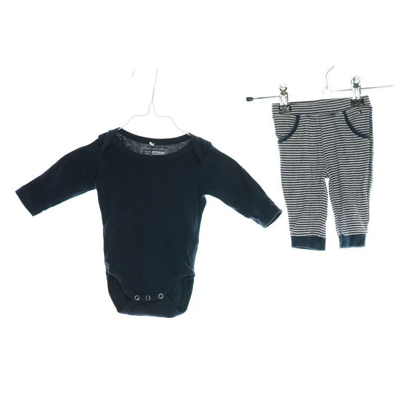 Sæt med bukser og bodystocking fra Tommy Hilfiger og Name it (str. 56)