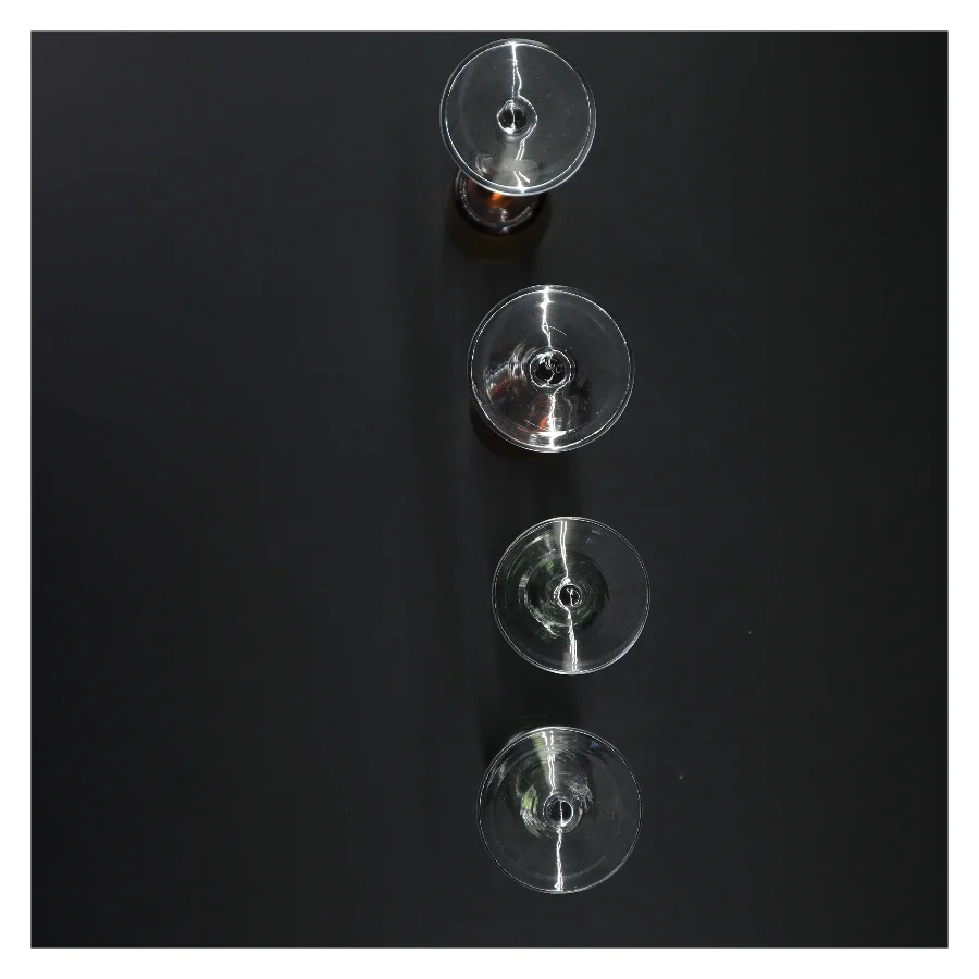 Sæt af fire farvede glas (str. 18 x 6 cm)