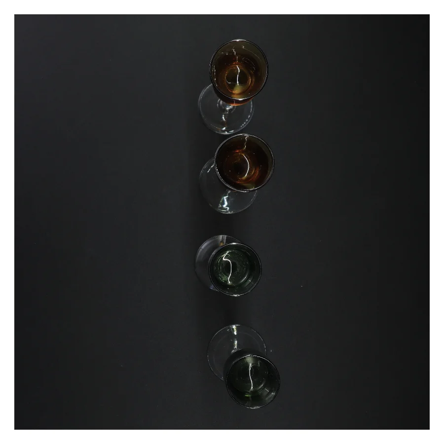 Sæt af fire farvede glas (str. 18 x 6 cm)