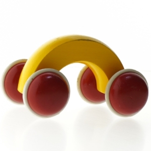 Gul og rød træbil fra Brio (str. 15 x 10 cm)