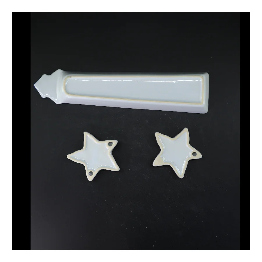 Dekorationsfad med tilhørende lysestager (str. Femogtredve , 5 x. 9 cm. og. 11 cm)