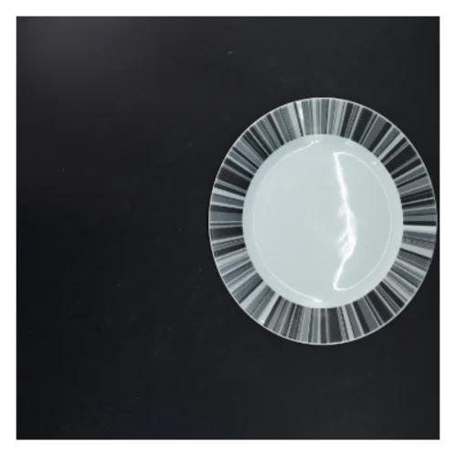 Porcelænstallerken med dekorativ kant (str. Ø 24 cm)