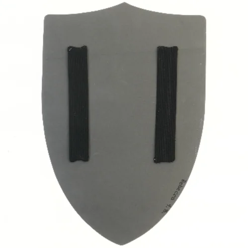 Børneskjold med sværd og økse motiv (str. 46x31 cm)