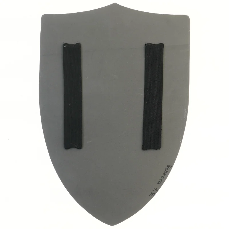 Børneskjold med sværd og økse motiv (str. 46x31 cm)