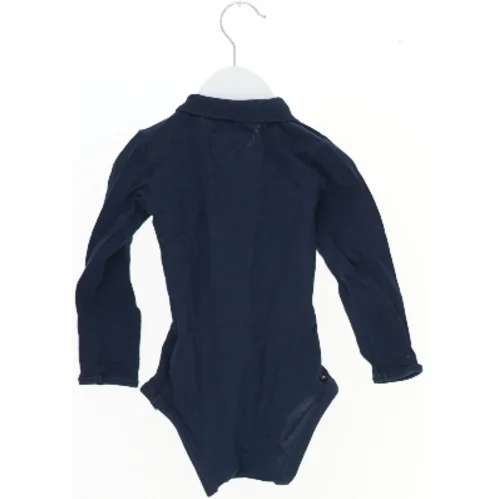 Langærmet bodystocking med krave fra Tommy Hilfiger (str. 86)