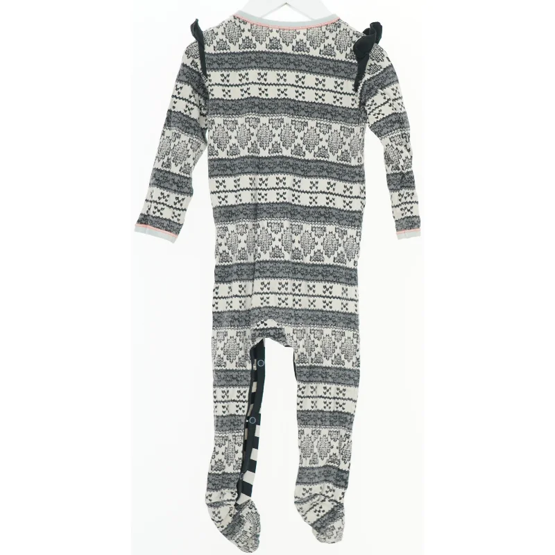 Baby heldragt med mønster fra Phister & Philina (str. 80)