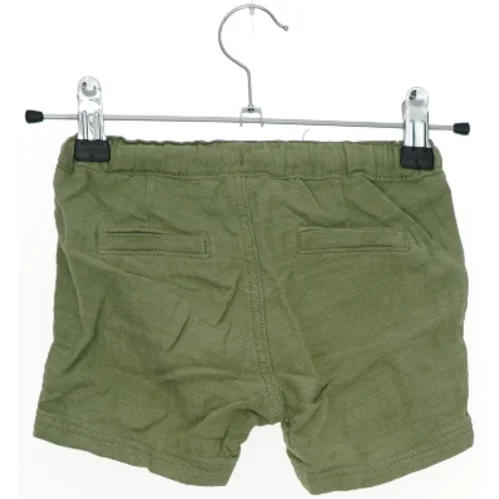 Korte grønne bukser med elastisk talje fra H&M (str. 80)