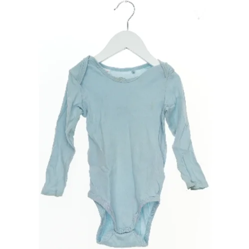 Langærmet lyseblå bodystocking til baby fra Lupilu (str. 92)