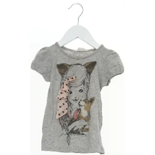 Grå T-shirt med print og bånd fra H&M (str. 104)