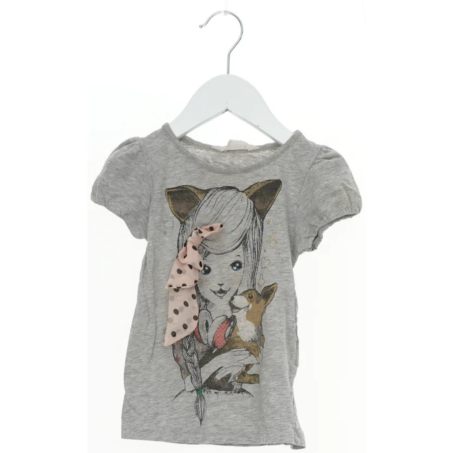 Grå T-shirt med print og bånd fra H&M (str. 104)