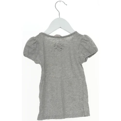 Grå T-shirt med print og bånd fra H&M (str. 104)