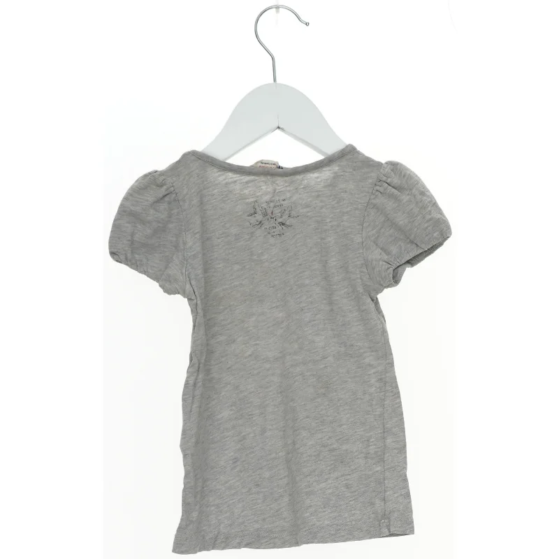 Grå T-shirt med print og bånd fra H&M (str. 104)