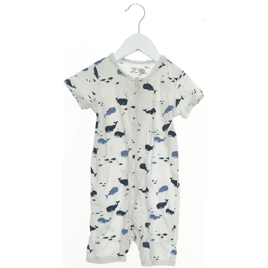 Heldragt med hvalmønster fra Lindex (str. 86)
