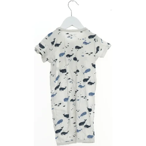 Heldragt med hvalmønster fra Lindex (str. 86)