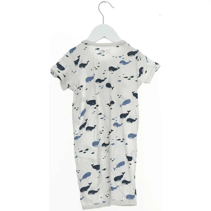 Heldragt med hvalmønster fra Lindex (str. 86)