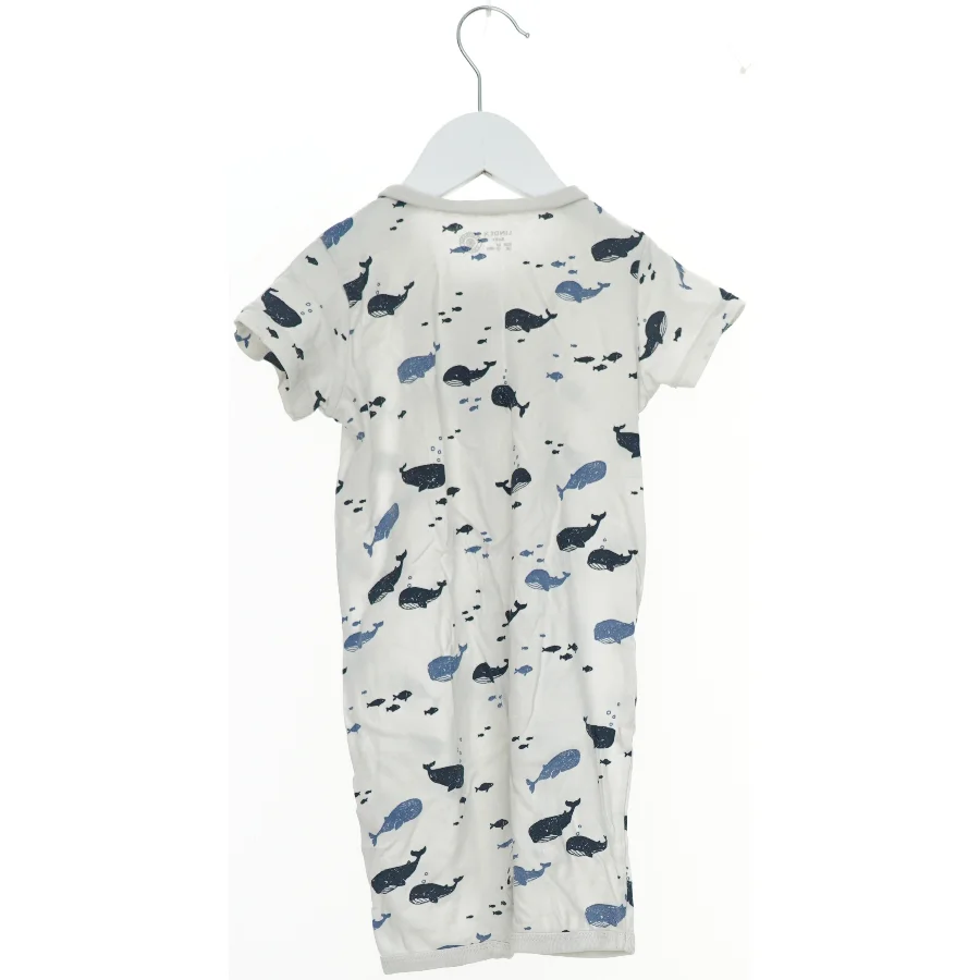 Heldragt med hvalmønster fra Lindex (str. 86)