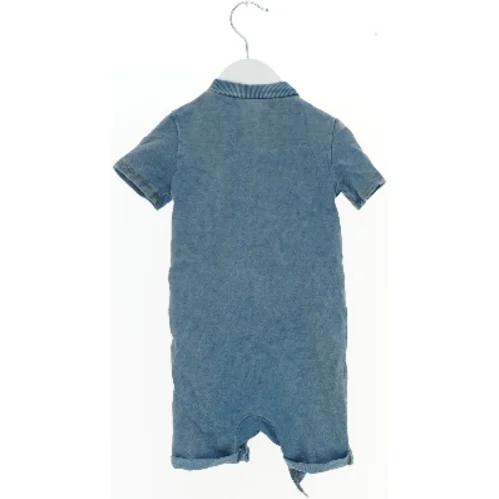 Kortærmet denim sparkedragt fra Name It (str. 80)