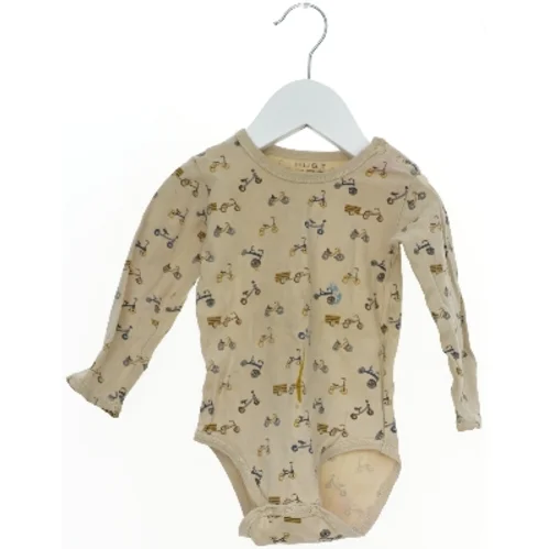 Langærmet bodystocking med scooter mønster fra Hust & Claire (str. 80)