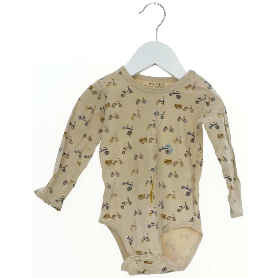 Langærmet bodystocking med scooter mønster fra Hust & Claire (str. 80)
