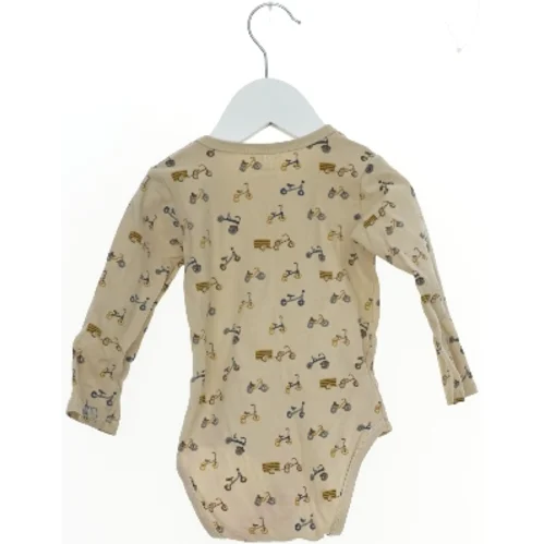 Langærmet bodystocking med scooter mønster fra Hust & Claire (str. 80)