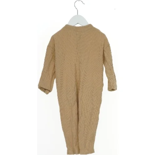 Heldragt med knapper fra Zara (str. 86)