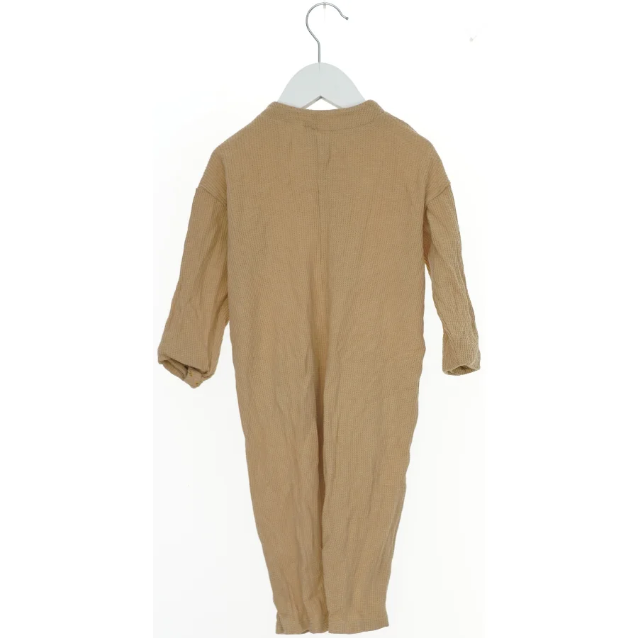 Heldragt med knapper fra Zara (str. 86)