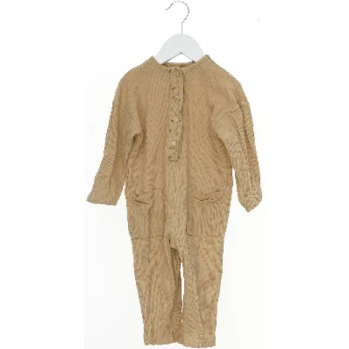 Heldragt med knapper fra Zara (str. 86)