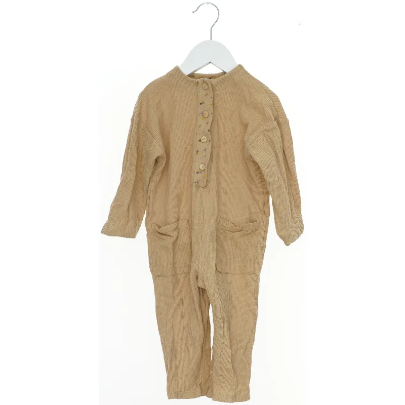 Heldragt med knapper fra Zara (str. 86)