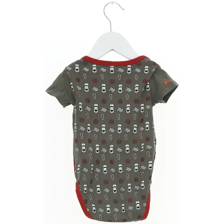 Grå bodystocking med bilmotiv fra Audi (str. 80)