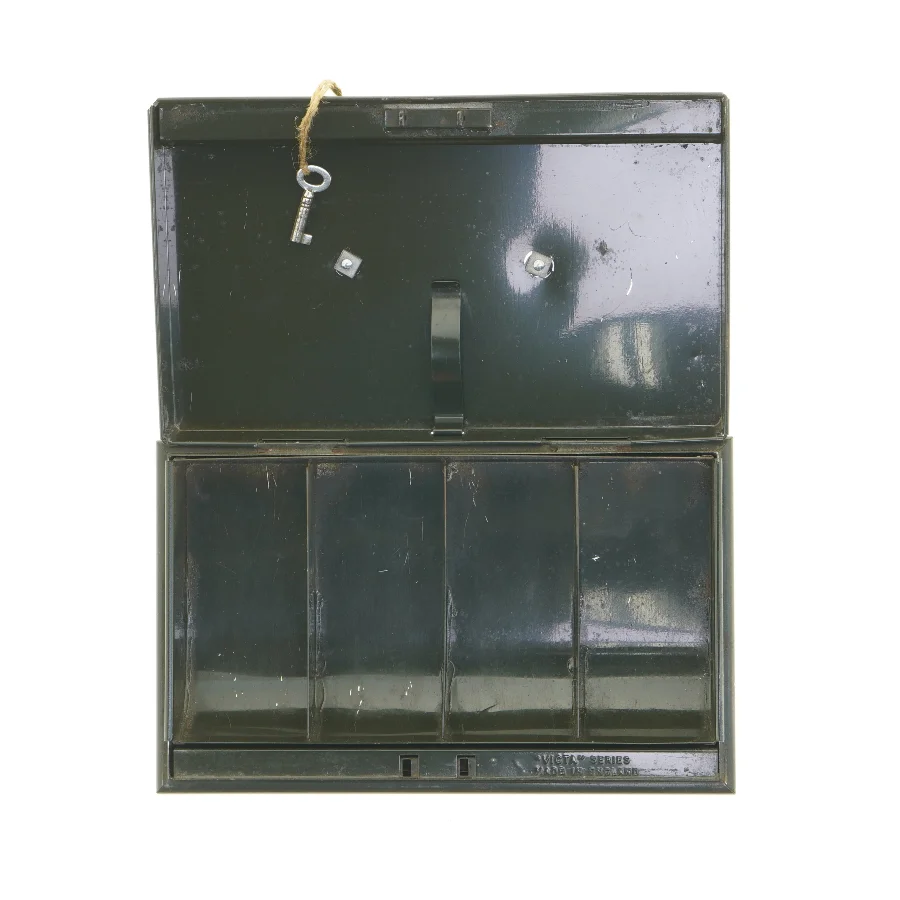 Grøn pengekasse i metal (str. 24 x 14 x 9 cm)