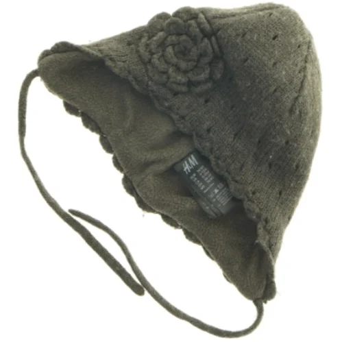 H&M grå vinterhue med rosedekoration fra H&M (str. 74 til 80)