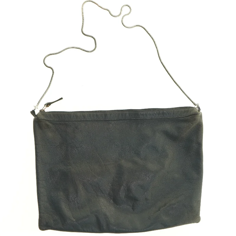 Sort skuldertaske i læderlook (str. 36 x 26 cm)