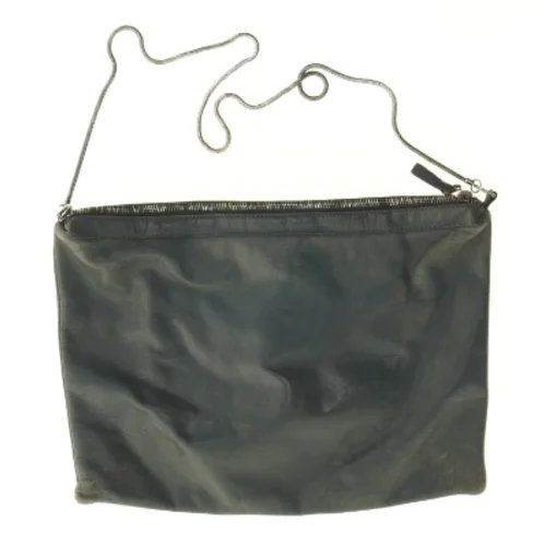 Sort skuldertaske i læderlook (str. 36 x 26 cm)