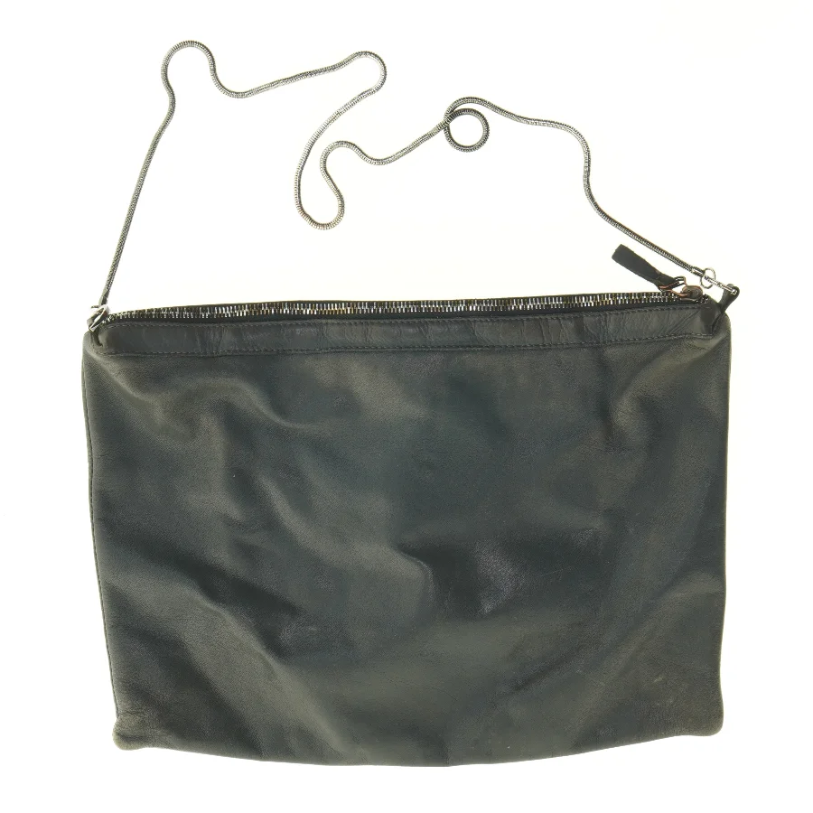 Sort skuldertaske i læderlook (str. 36 x 26 cm)