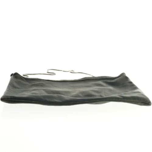 Sort skuldertaske i læderlook (str. 36 x 26 cm)