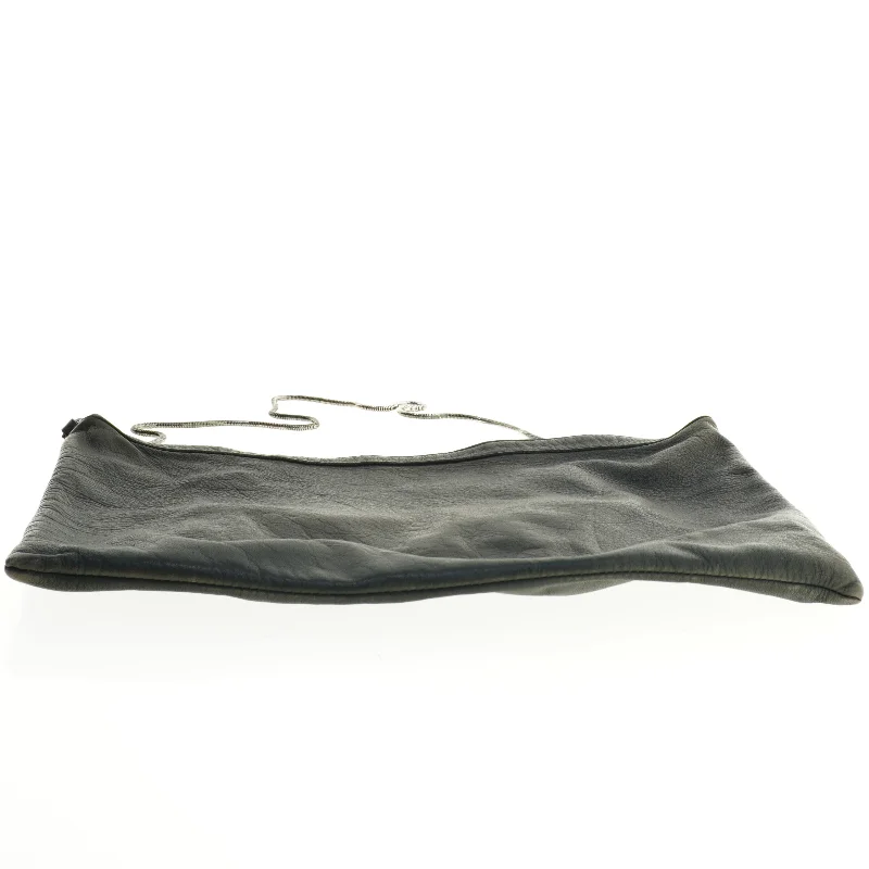 Sort skuldertaske i læderlook (str. 36 x 26 cm)