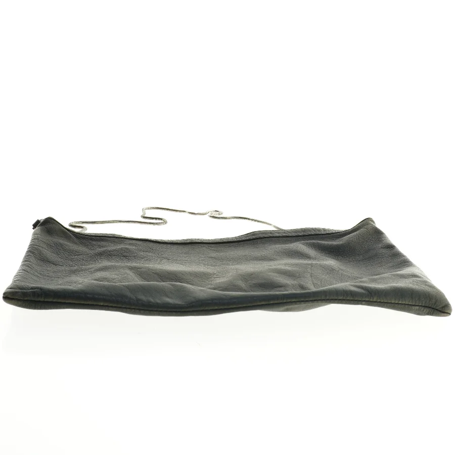 Sort skuldertaske i læderlook (str. 36 x 26 cm)