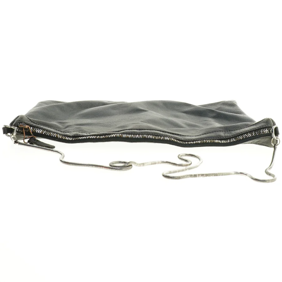 Sort skuldertaske i læderlook (str. 36 x 26 cm)