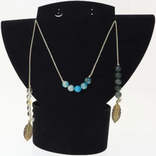 Håndlavet halskæde med perler og blade (str. Så stor den kan være 98 cm)