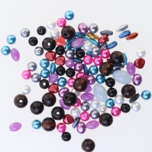 Blanding af perler i forskellige farver (str. 15x8 cm)