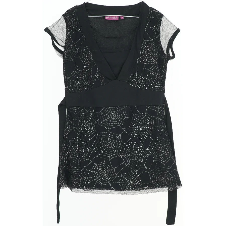 Sort top med edderkoppespind design fra Girls Girls (str. 170)