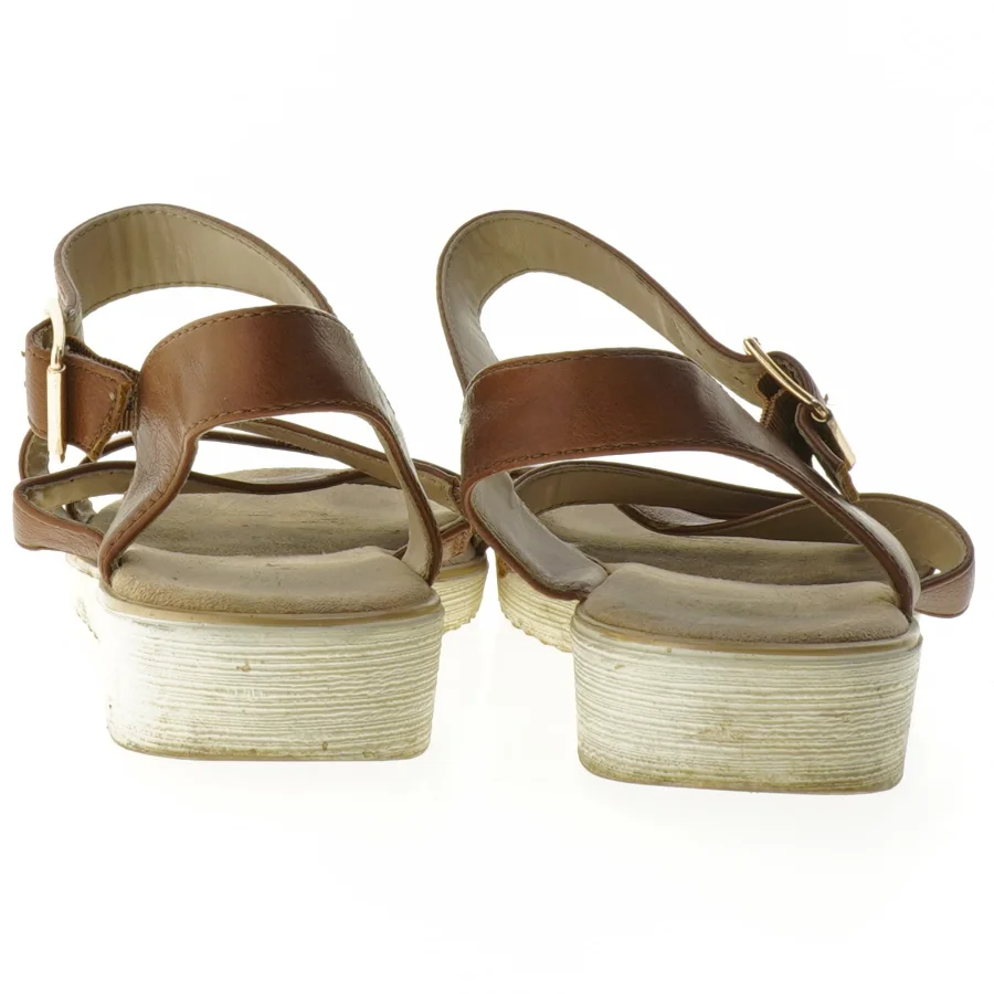 Sandaler med remme fra So All (str. 39 )