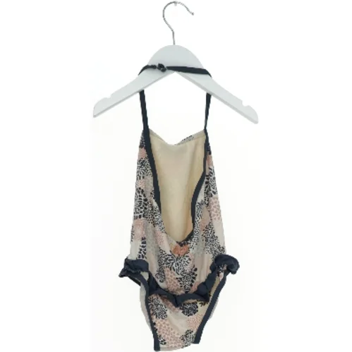 Badedragt til baby med blomstermønster fra Pomp de Lux (str. 98)