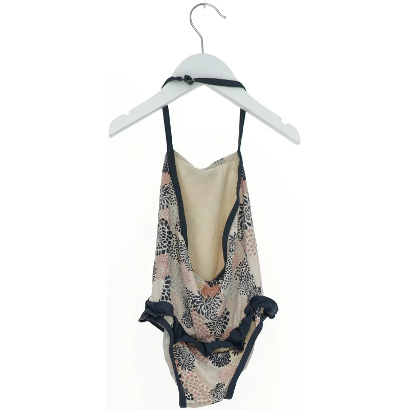 Badedragt til baby med blomstermønster fra Pomp de Lux (str. 98)