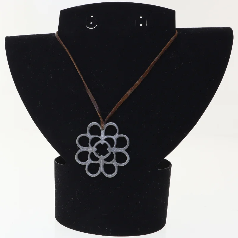 Håndlavet halskæde med blomstermotiv (str. Snor, 66 cm vedhæng ø 5 cm)