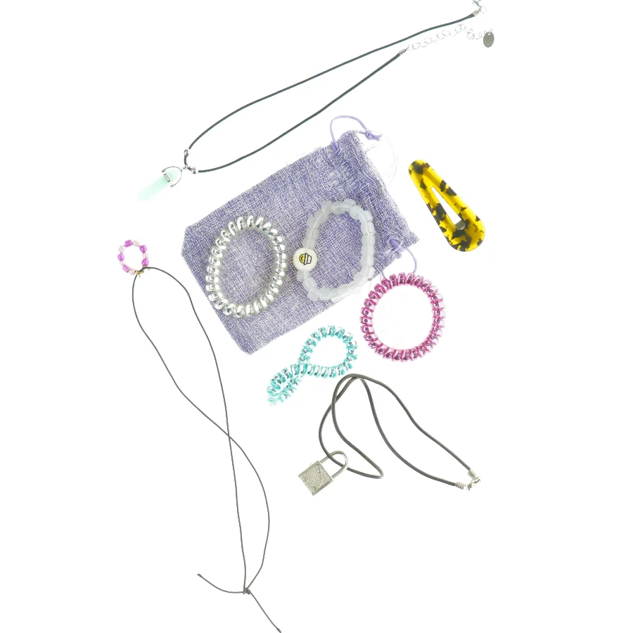 Smykkesæt med forskellige accessoires (str. 11 x 8 cm)