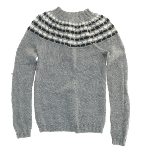 Strikket sweater med mønster (str. Bryst 30 cm længde 47 cm armlængde 50 cm)