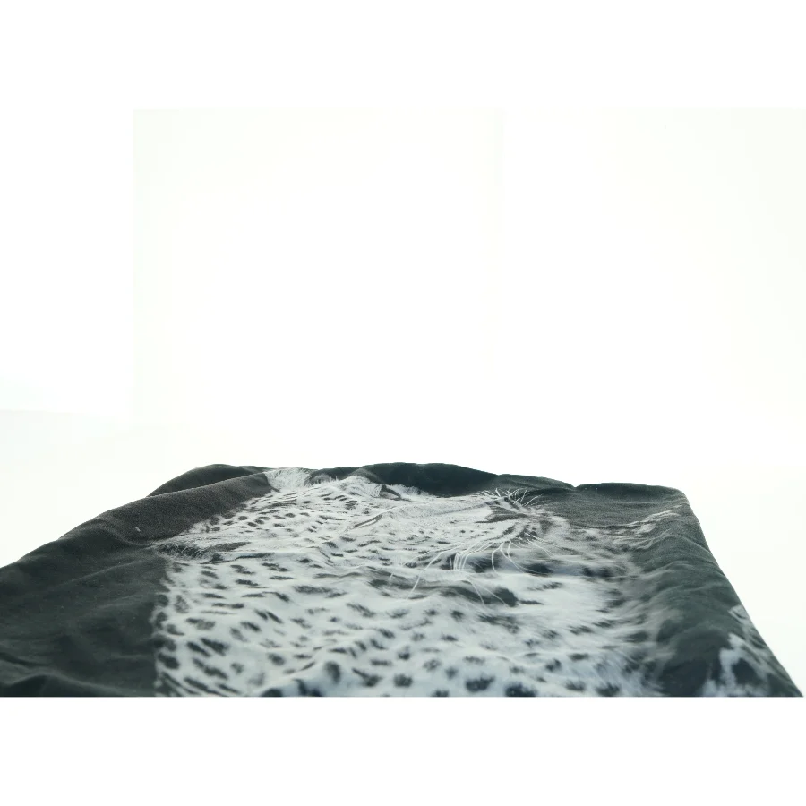 Pudebetræk med sneleopard (str. 60 x 57 cm)