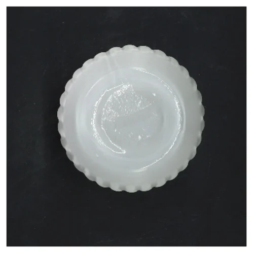 Hvid glasvase med riller (str. 12 cm)