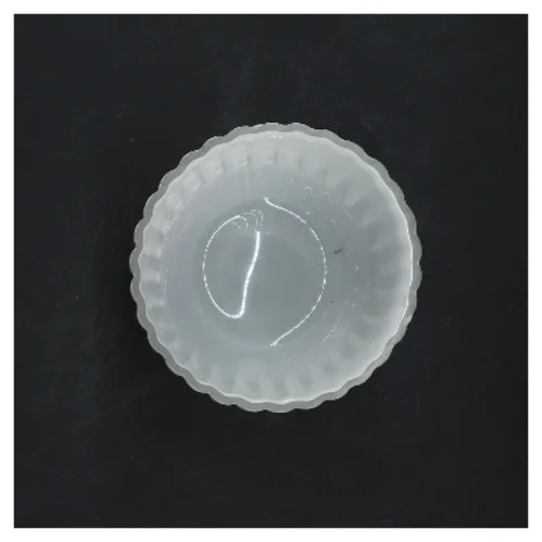 Hvid glasvase med riller (str. 12 cm)